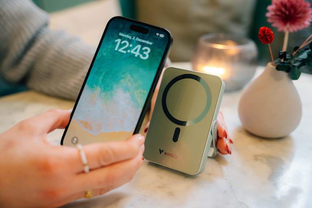 Verbatim Charge 'n' Go Magnetic Wireless Power Bank with stand - 10000 mAh Black - Image 4