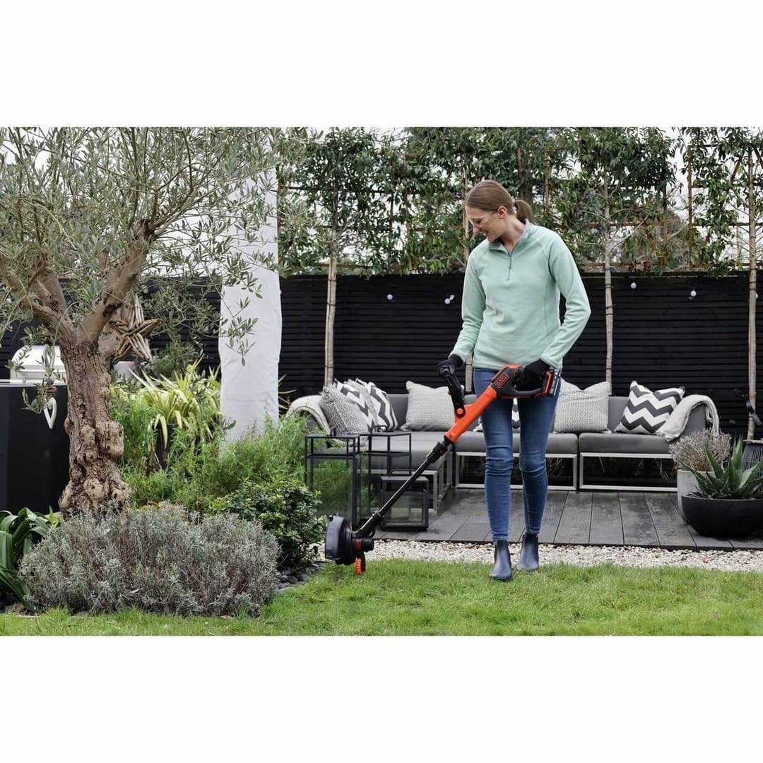 Black+Decker BCSTR918D1-GB 18V 28cm Cordless Grass Trimmer with 2.0Ah Battery & Charger - Image 6