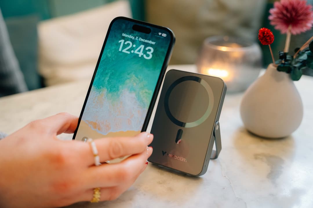 Verbatim Charge 'n' Go Magnetic Wireless Power Bank with Stand 10000 mAh - 15W MagSafe, 20W USB-C PD - Grey - Image 4