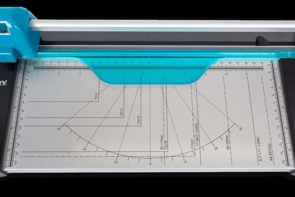 Avery A4 4-in-1 Paper Trimmer