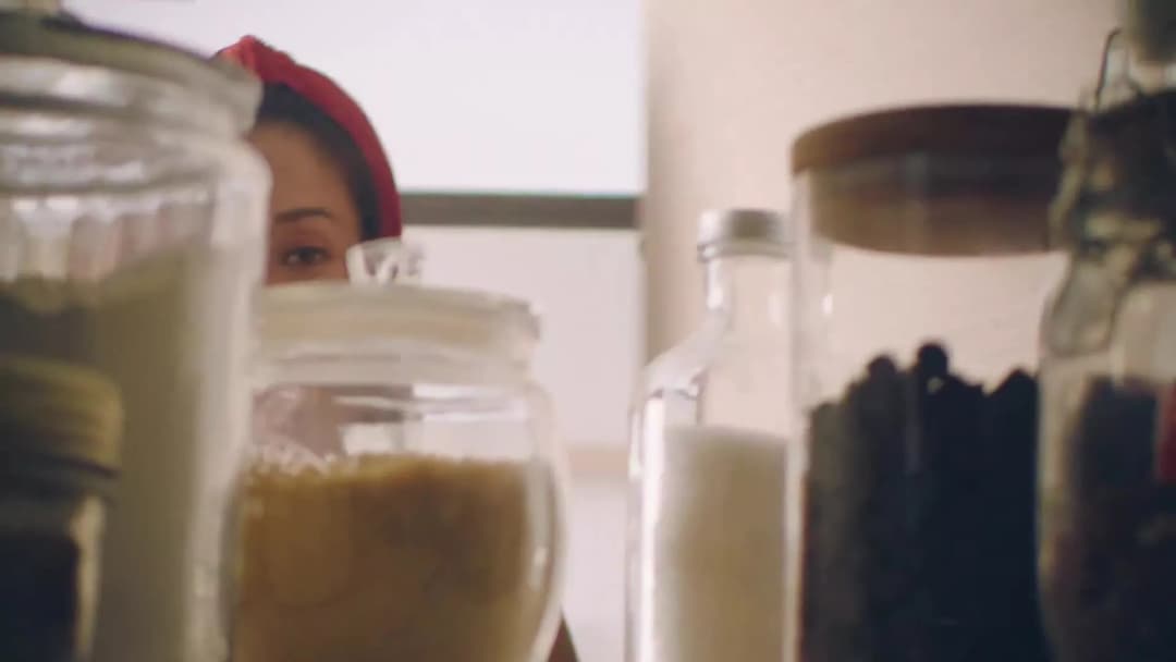 KitchenAid Artisan 4.8L Stand Mixer Red - Image 2